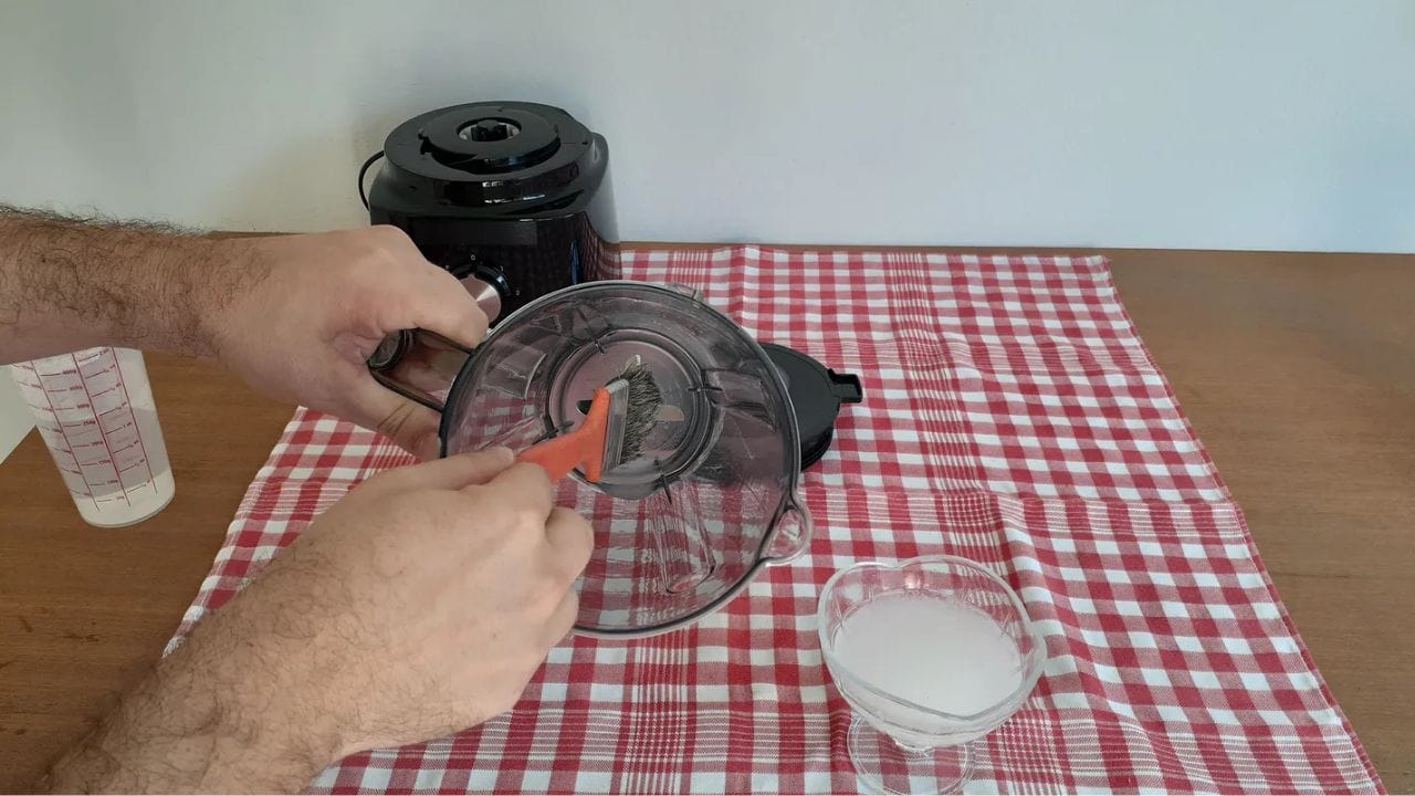 Como tirar cheiro forte do liquidificador