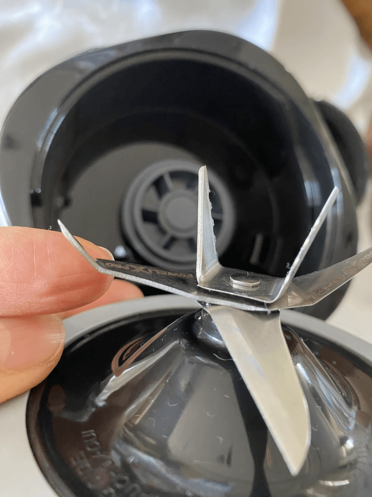 imagem do fundo do liquidificador arno power max 1400W com lâminas